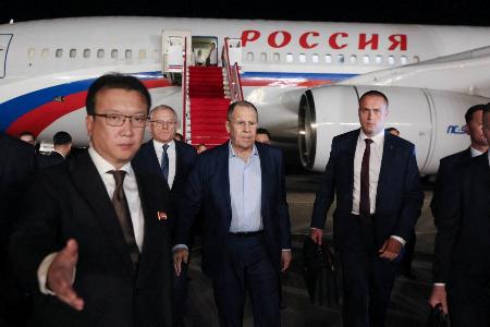 　１１日、北朝鮮・元山に到着したロシアのラブロフ外相（中央）（ロシア外務省提供・ロイター＝共同）