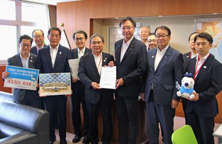 　国交省を訪れ、要望書を手渡す四国新幹線整備促進期成会の長井啓介会長（中央左）ら＝２１日午後