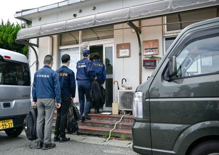 　六口丸海運に立ち入り検査に入る国交省中国運輸局の職員ら＝２２日午後１時、岡山県倉敷市