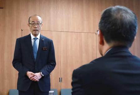 　長野県庁を訪れ、関昇一郎副知事（手前）と面会した石川県輪島市の坂口茂市長＝２４日午前