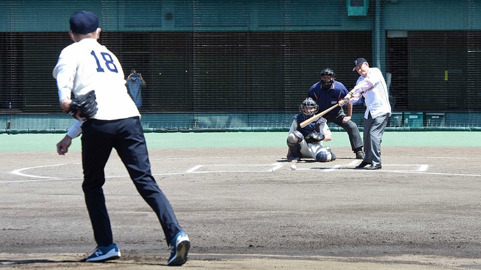 始球式を行う投手の谷山拓也岐阜市副市長と、打者の杉山幹夫岐阜新聞社最高顧問＝岐阜市長良福光、長良川球場