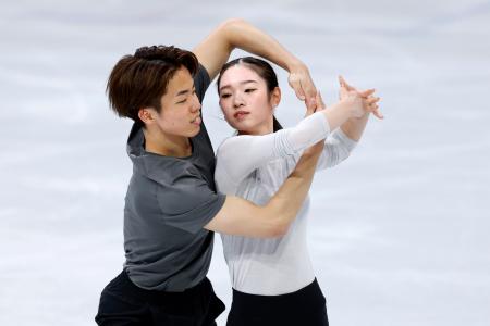 　公式練習で調整するペアの長岡柚奈（右）、森口澄士組＝ミラノ（共同）