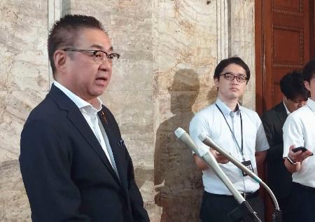 　国会内で記者の質問に答える、日本維新の会の遠藤国対委員長＝２０日午後