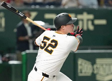 　１回巨人１死満塁、リチャードが左越えに満塁本塁打を放つ＝東京ドーム
