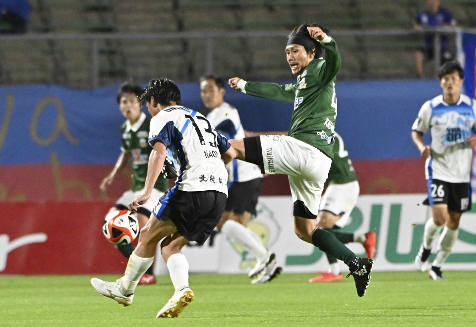 岐阜×富山＝試合終了間際、相手ＭＦのボールをクリアする岐阜のＭＦ柏木＝長良川競技場