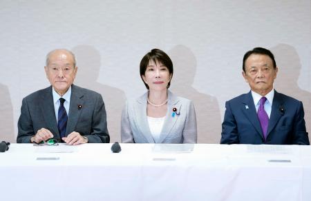 　自民党役員会に臨む（左から）鈴木幹事長、高市首相、麻生副総裁＝１５日午前、東京・永田町の党本部