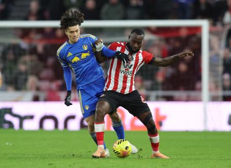 　サンダーランド戦で前半３１分からプレーしたリーズの田中碧（左）＝２８日（ロイター＝共同）