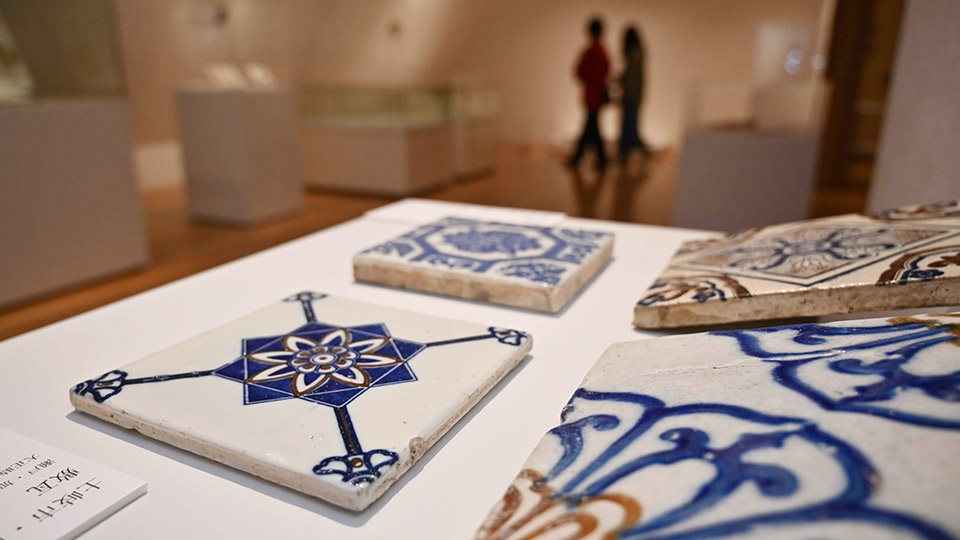 明治時代に瀬戸で作られた敷瓦などタイル名称統一前の製品が並ぶ会場＝多治見市笠原町、モザイクタイルミュージアム