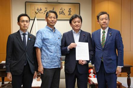 　自民党の有志議員から提言書を受け取った武部文科副大臣（右から２人目）＝５日午後、文科省