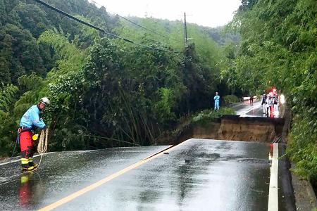 　道路が崩れ、乗用車などが転落した国道２４９号の現場＝１２日午前、石川県七尾市中島町（石川県提供）