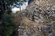 信長期の石垣が見つかった天守台西側の石垣＝岐阜市、金華山（岐阜市提供）