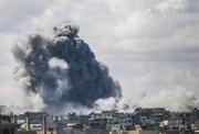 　イスラエル軍によるパレスチナ自治区ガザへの空爆後、立ち上る煙＝４日（ゲッティ＝共同）