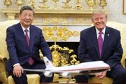 　ワシントンのホワイトハウスで会談するトランプ米大統領（右）と中国の習近平国家主席＝２４日（ＡＰ＝共同）