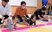 ハイハイレースでスタートする赤ちゃん＝岐阜市神田町、Ｇ’ｓ　Ｄｒｅａｍ