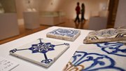 明治時代に瀬戸で作られた敷瓦などタイル名称統一前の製品が並ぶ会場＝多治見市笠原町、モザイクタイルミュージアム