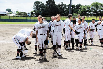 ２年連続の甲子園出場を逃し、泣き崩れる岐阜城北の選手たち