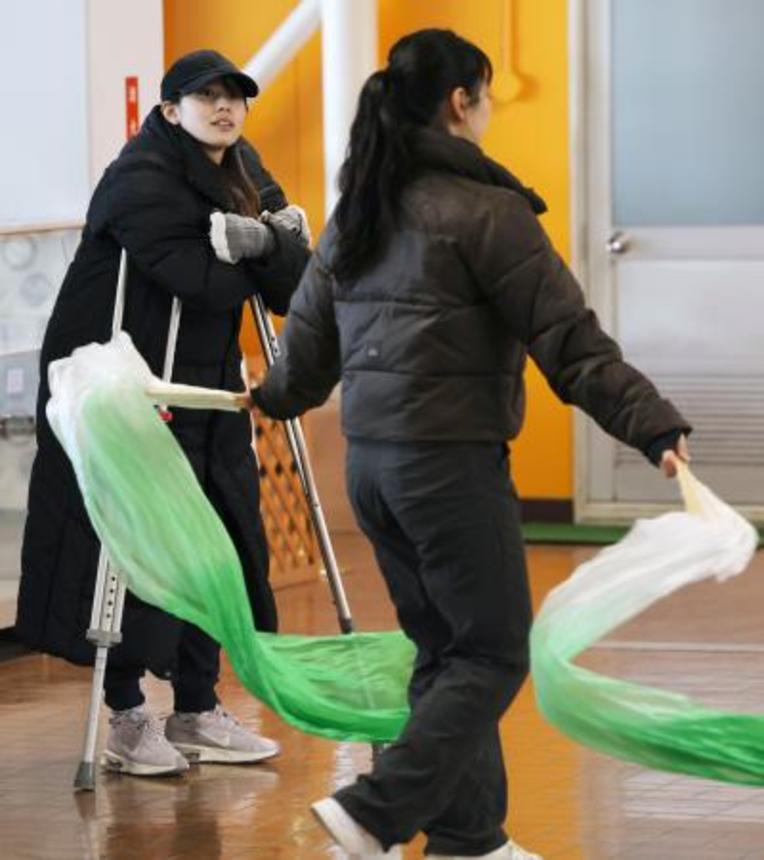 　アイスショー「滑走屋〜第二巻〜」の直前合宿で代替メンバーにアドバイスする三宅咲綺（左）＝１１日、松山市
