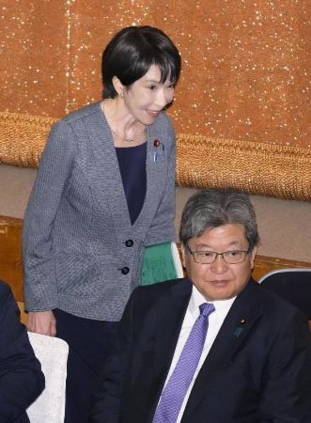 　１０月、自民党の両院議員懇談会に先立って開かれた両院議員総会に臨む高市総裁。手前は萩生田幹事長代行＝東京・永田町の党本部