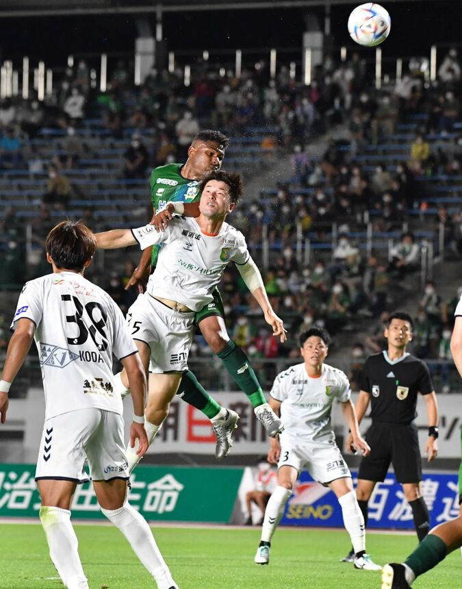 ＦＣ岐阜×八戸＝前半、ヘディングシュートを放つＦＣ岐阜のＤＦヘニキ＝長良川競技場