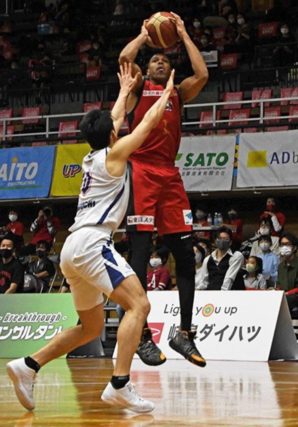 岐阜×豊田合成＝第３クオーター、シュートを放つ岐阜のスミス＝ＯＫＢぎふ清流アリーナ