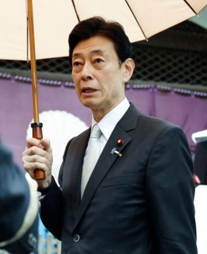 　靖国神社の参拝を終え、取材に応じる自民党の西村元経産相＝２３日午前、東京・九段北