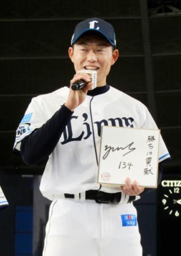 　西武の新入団発表で色紙を手に話す育成ドラフト６位の正木悠馬投手＝２３日、ベルーナドーム