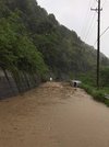 車両が巻き込まれる土砂崩れが起きた現場＝２１日午前、中津川市坂下（県提供）