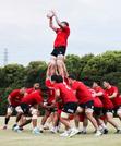 　ＦＷ練習でラインアウトの練習をする選手たち＝東京都府中市