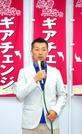 　選挙事務所で敗戦の弁を述べる津曲俊明氏＝２２日夜、千葉県船橋市