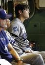 パイレーツ戦の８回、ベンチで試合を見守るドジャース・大谷＝１１日、ピッツバーグ（共同）