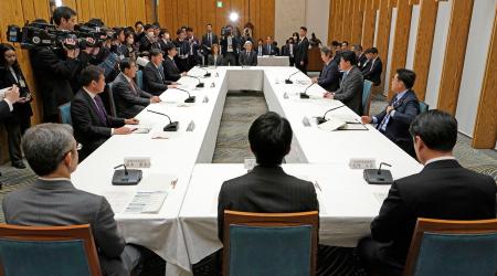 　首相官邸で開かれた大規模太陽光発電所の課題解決に向けた関係閣僚会議＝２３日午前