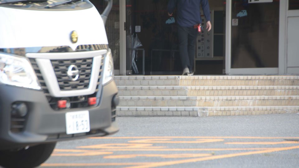 利用者が行き交う警察署の玄関。署員は２時間近くにわたって女性をなだめ続けた＝岐阜市内