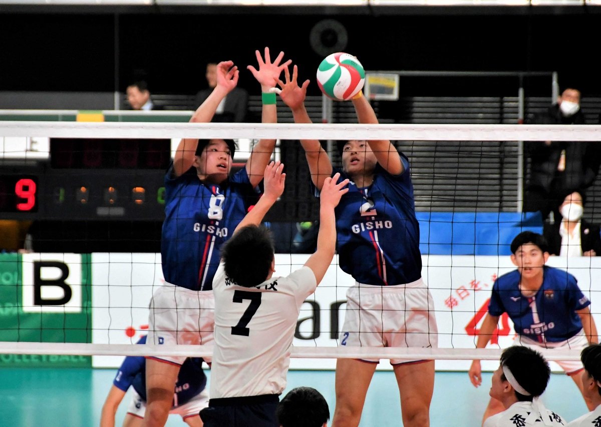 男子１回戦・県岐阜商×添上＝第１セット、相手のスパイクをブロックする県岐阜商の中村＝東京体育館
