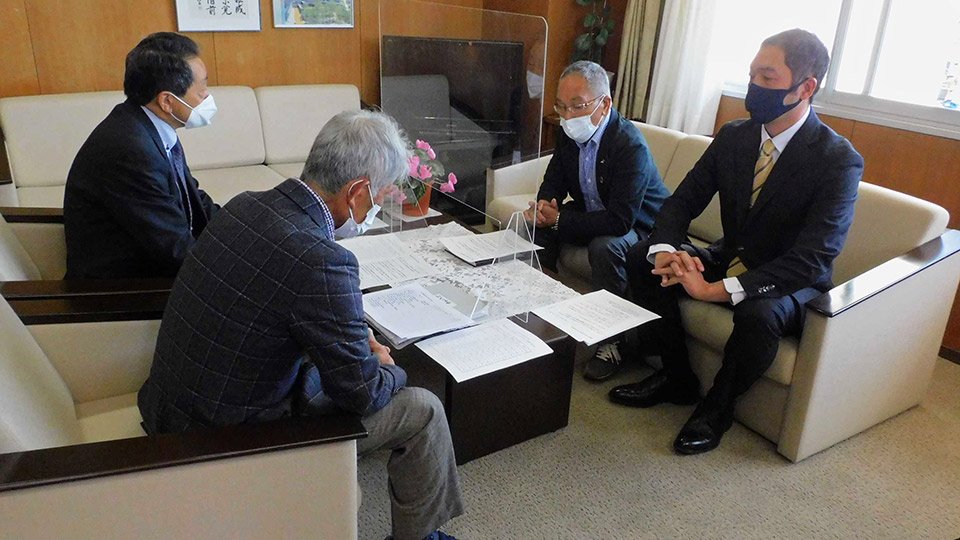 山田幸男教育長（左奥）に活動スケジュールを報告するゴルフの町みずなみ実行委員会メンバー＝瑞浪市役所