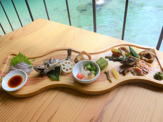 内木木工所のフードプレートに盛り付けられた料理。付知川の流れが感じられると人気だ＝同市付知町、岩魚の里峡