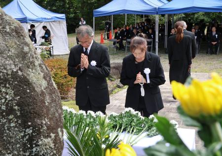 　御嶽山噴火の犠牲者の追悼式で献花し、手を合わせる遺族ら＝２７日午後、長野県王滝村（代表撮影）