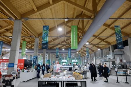 　ミラノ・コルティナ冬季五輪の選手村の食堂＝３日、イタリア・ミラノ（共同）