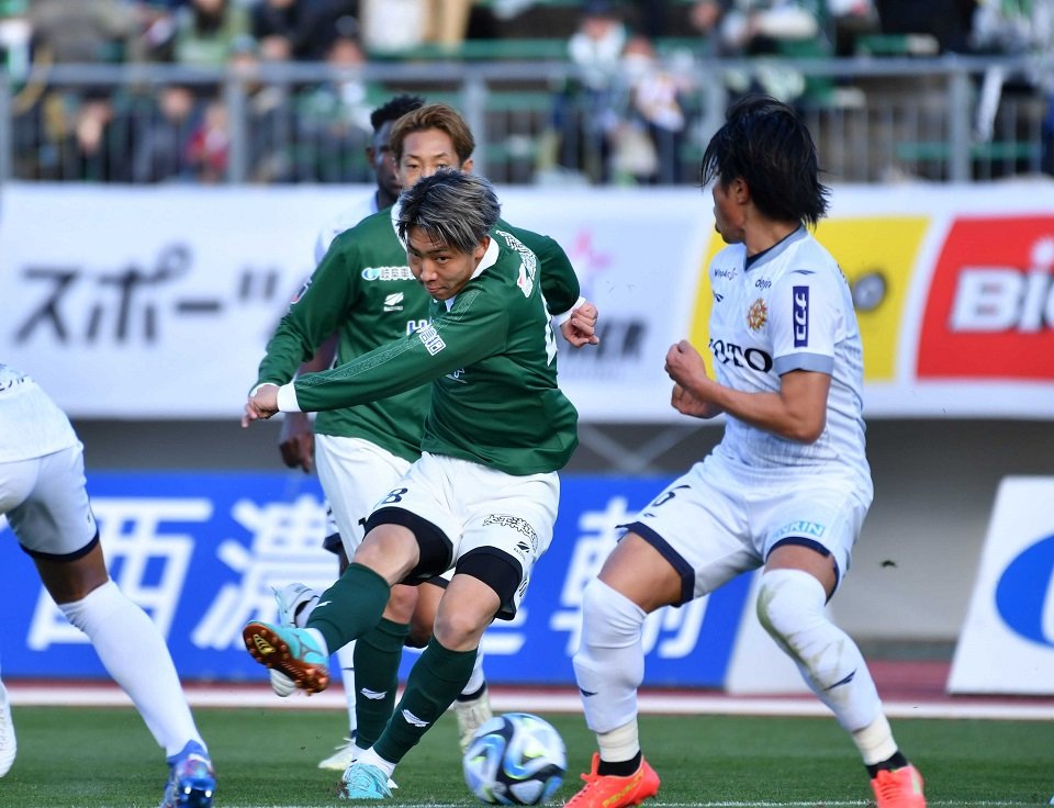 ＦＣ岐阜×北九州＝前半、シュートを放つＦＣ岐阜のＦＷ田口＝長良川競技場