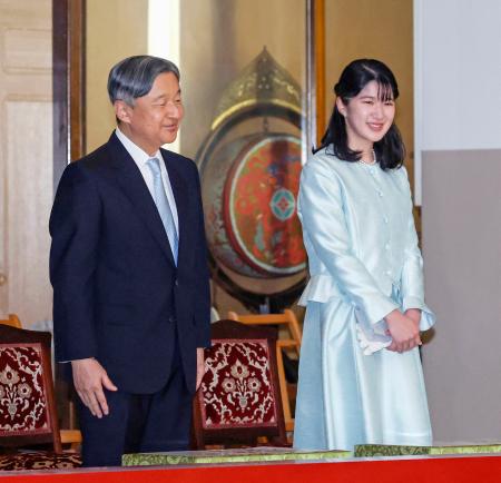 　秋季雅楽演奏会に臨まれる天皇陛下と愛子さま＝２４日午後、皇居（代表撮影）