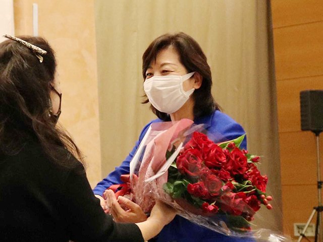 後援会の会合で花束を受け取る野田聖子こども政策担当相＝岐阜市柳ケ瀬通、ホテルグランヴェール岐山