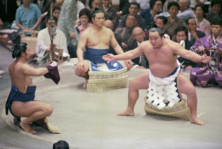 　１９７１年の夏場所で横綱土俵入りを披露する玉の海＝蔵前国技館