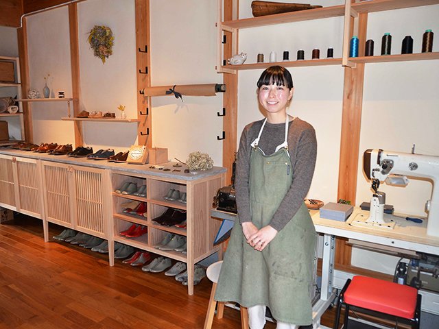 靴の木型やミシンなどが並ぶ工房で「地元の人と靴作りの楽しさを共有したい」と話す望月茜さん