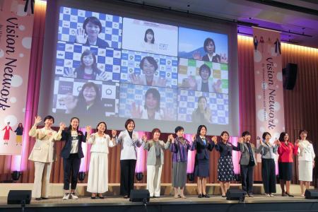 　「女性首長によるびじょんネットワーク」の会議に集まった全国の女性首長ら＝１７日午後、東京都内