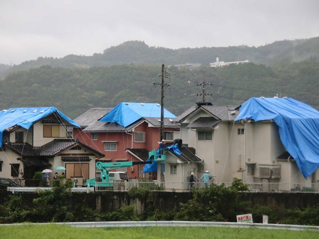 屋根が損壊し、ブルーシートが掛けられた住宅＝１８日午前９時、加茂郡八百津町野上