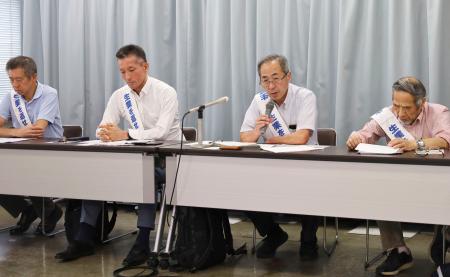 　中部電力への申し入れ後、記者会見する福島第１原発事故を巡る集団訴訟原告団長の中島孝さん（右から２人目）＝１８日午後、名古屋市