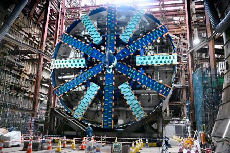 　リニア中央新幹線神奈川県駅（仮称）の工事現場で報道陣に公開された「シールドマシン」＝２７日午後、相模原市緑区