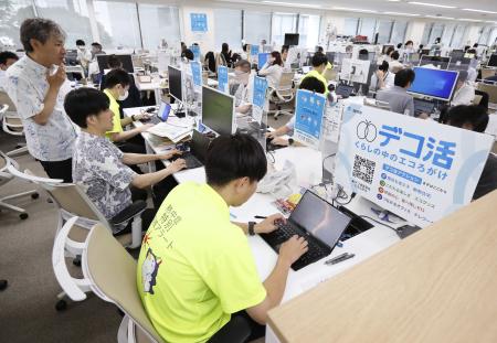 　クールビズが始まり、軽装で仕事をする環境省の職員ら＝１日午前、東京・霞が関