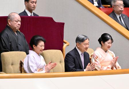 　大相撲初場所を観戦される天皇、皇后両陛下と愛子さま＝１８日午後、東京・両国国技館
