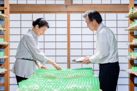 　「初繭掻」をされる皇后さま＝１３日午後、皇居・紅葉山御養蚕所
