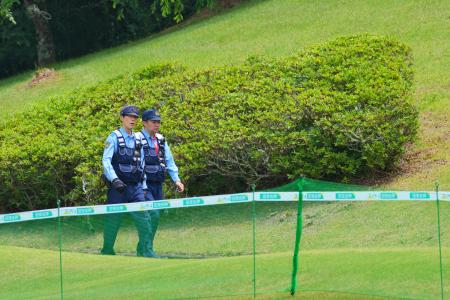 　クマの目撃情報があった女子ゴルフ、明治安田レディースの会場を見回る警察官＝１６日、宮城県富谷市（ゲッティ＝共同）